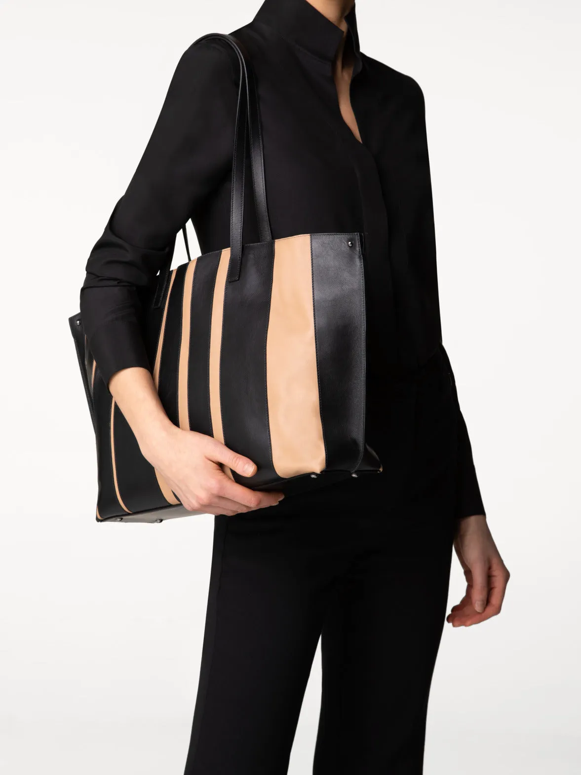 Medium Ai Schultertasche aus Lederstreifen